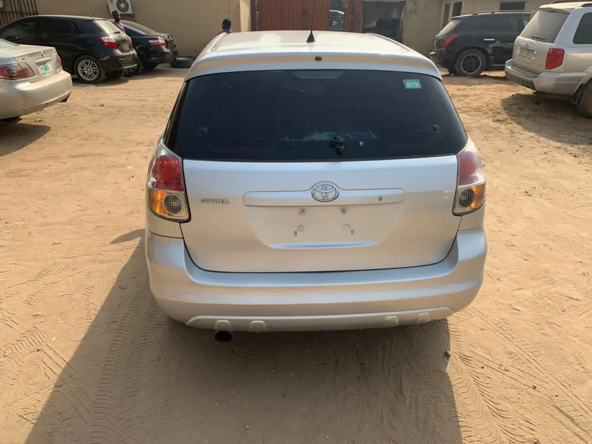 Clean Toyota matrix for sale - Image 2