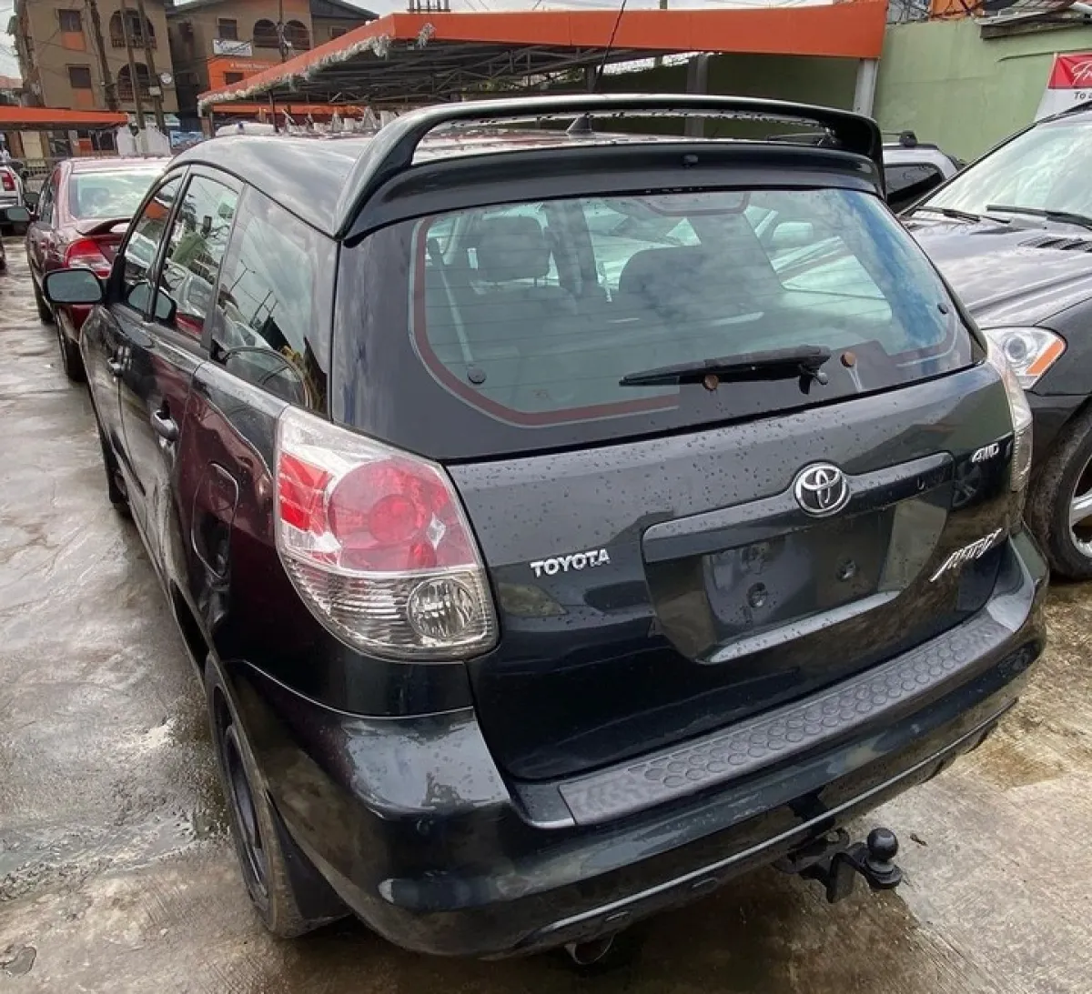 Clean Toyota matrix 2004 - Image 2