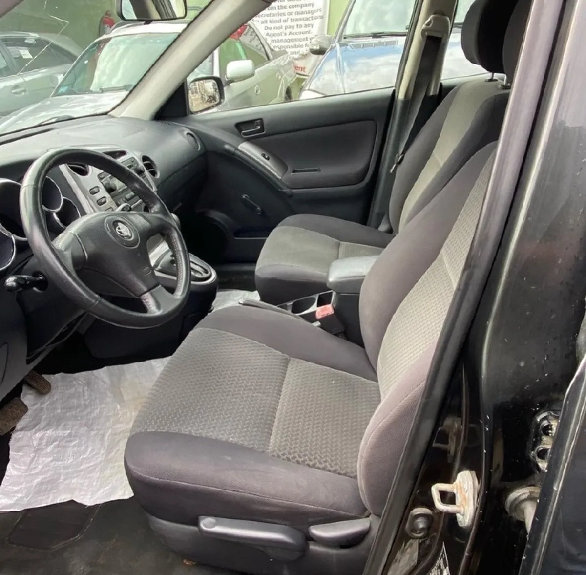 Clean Toyota matrix 2004 - Image 3