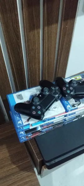 PS4 Slim 500GB Bundle 2 Controllers 11 Games.