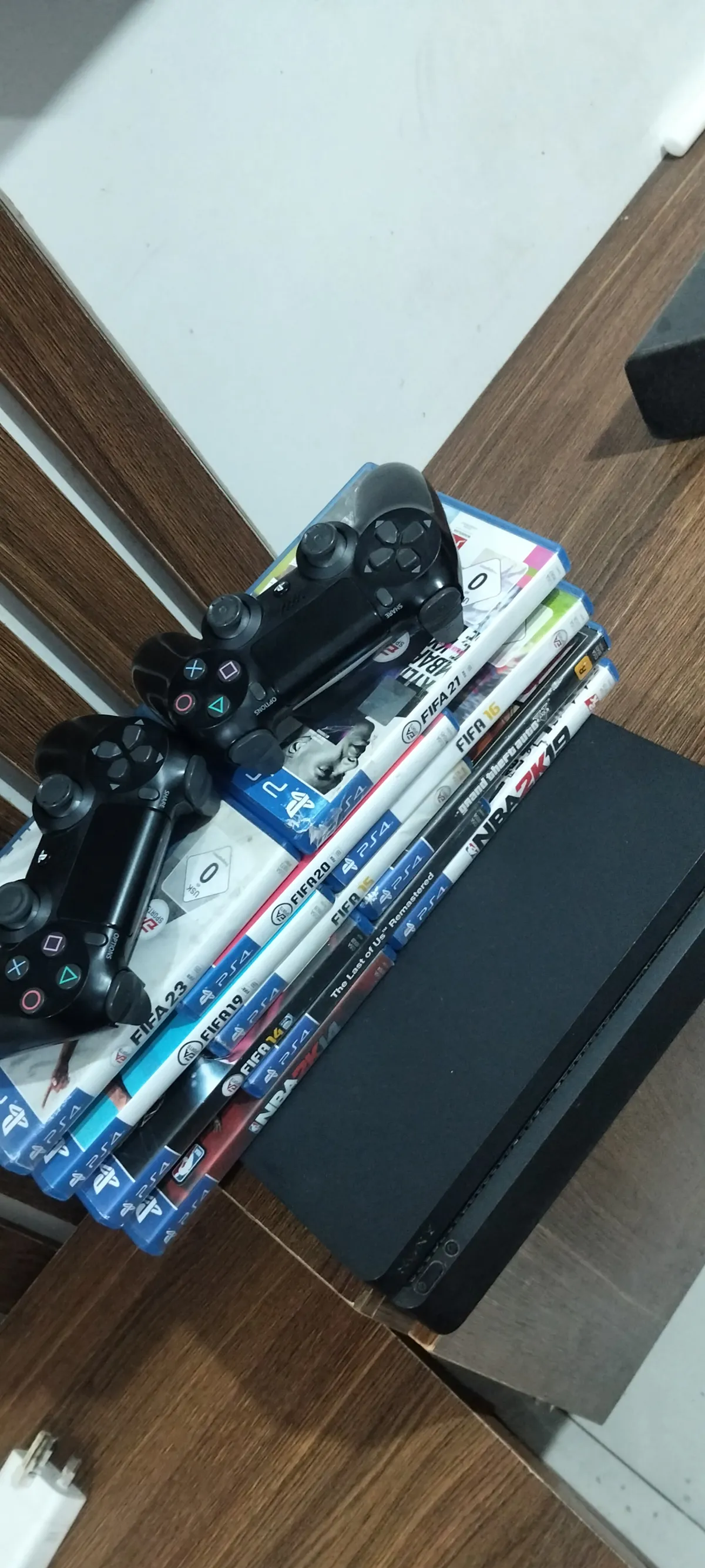 PS4 Slim 500GB Bundle 2 Controllers 11 Games. - Image 3