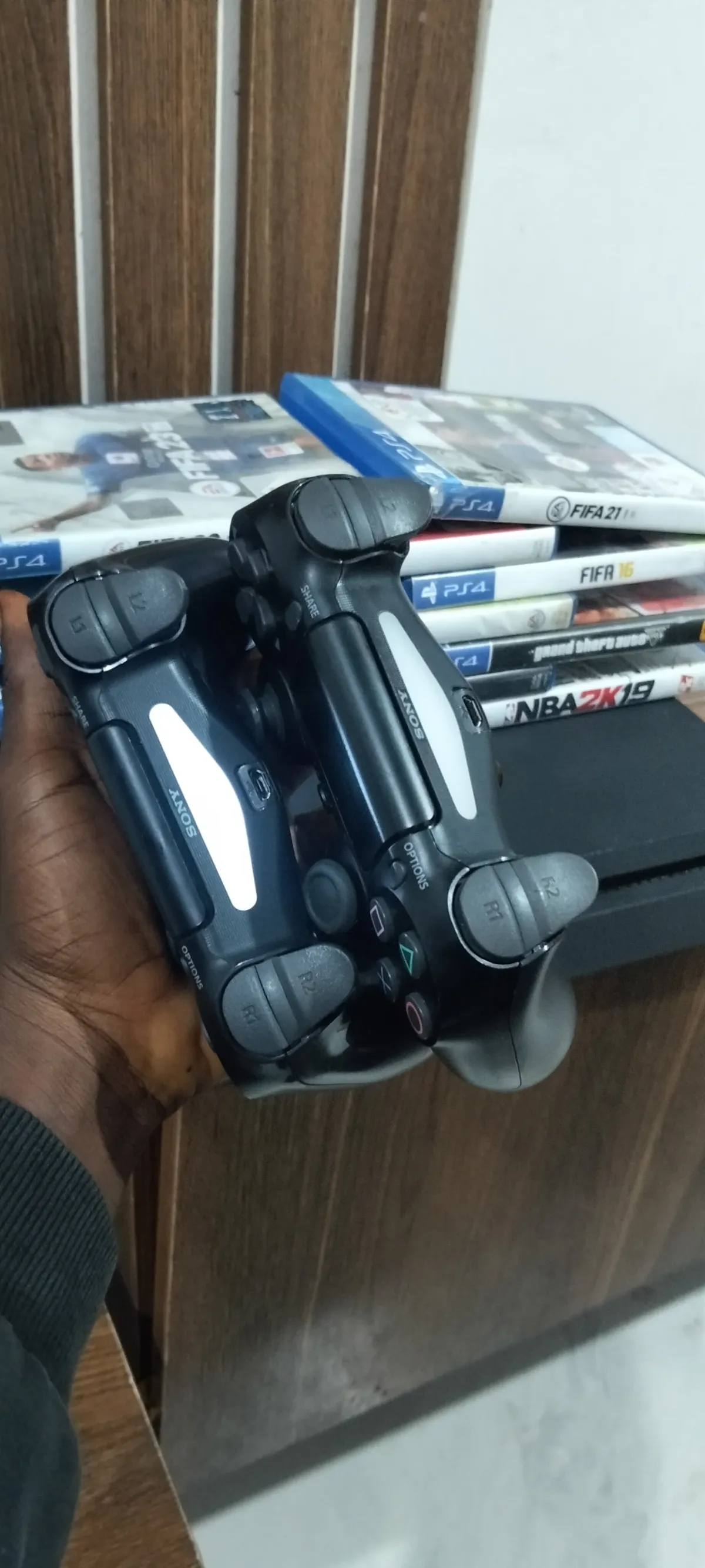 PS4 Slim 500GB Bundle 2 Controllers 11 Games. - Image 4