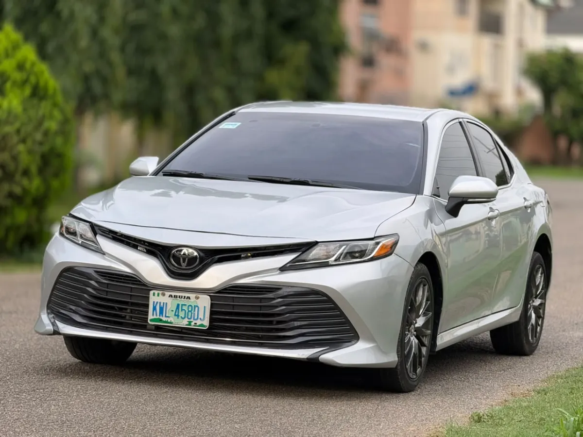 Toyota Camry LE 2019 - Image 2