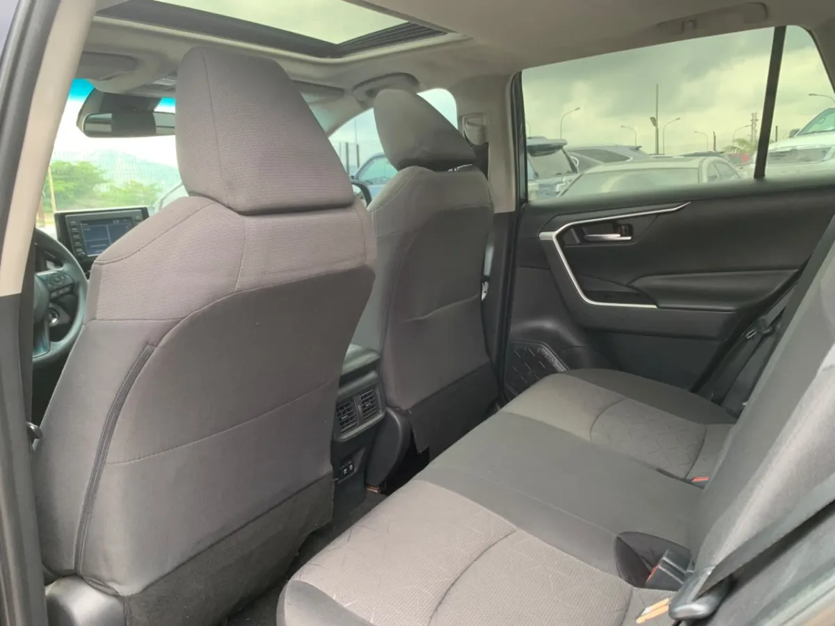 Toyota RAV4 XLE 2020 - Image 6