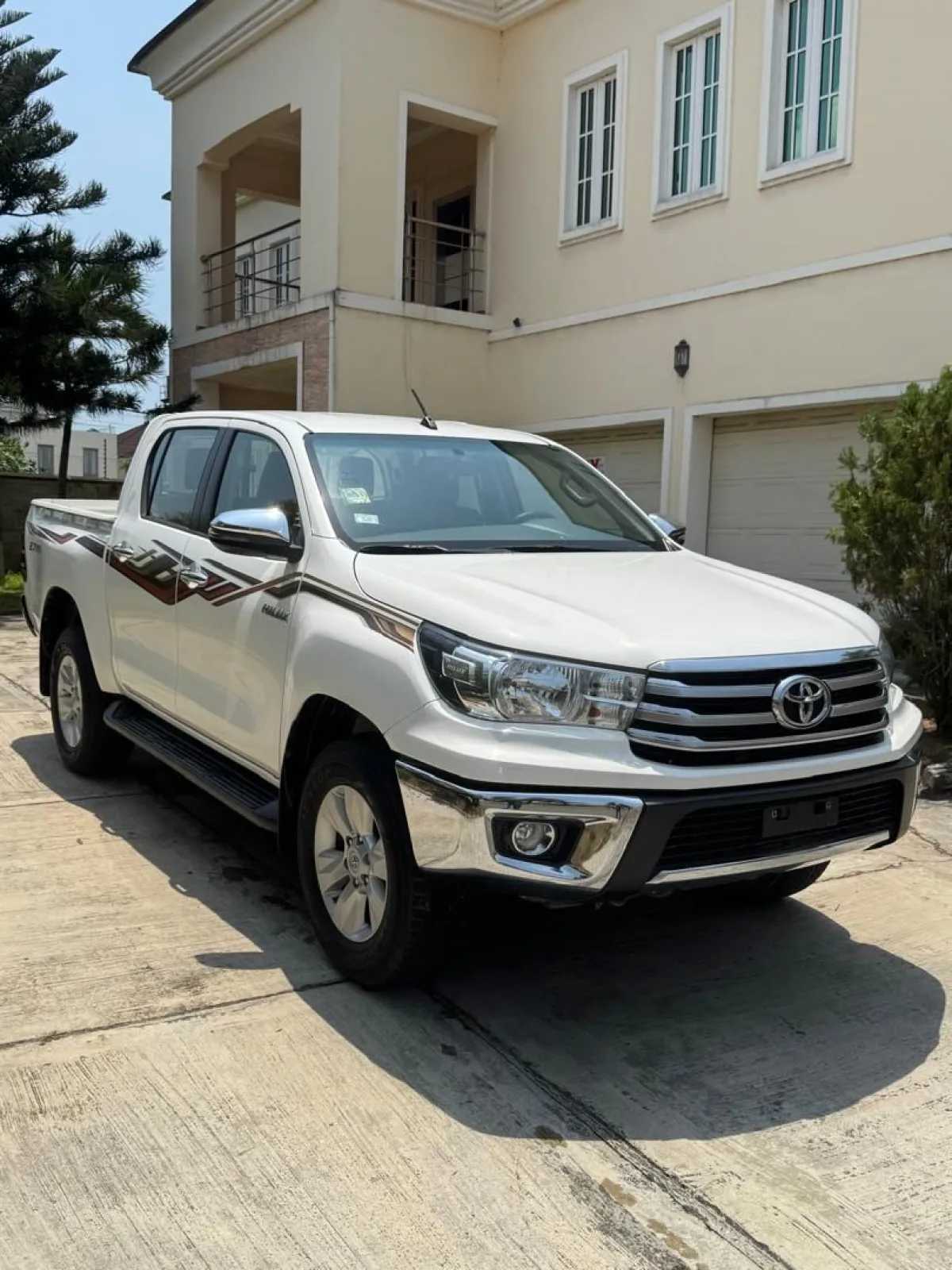 2019 TOYOTA HILUX MANUAL - Image 4