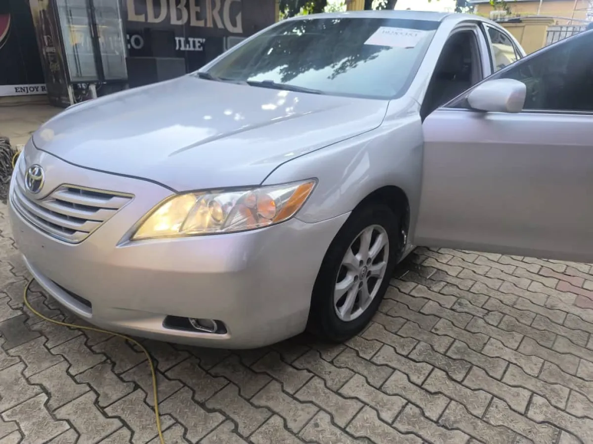 TOKUNBO TOYOTA CAMRY XLE 2009 MODEL FULL OPTION - Image 2