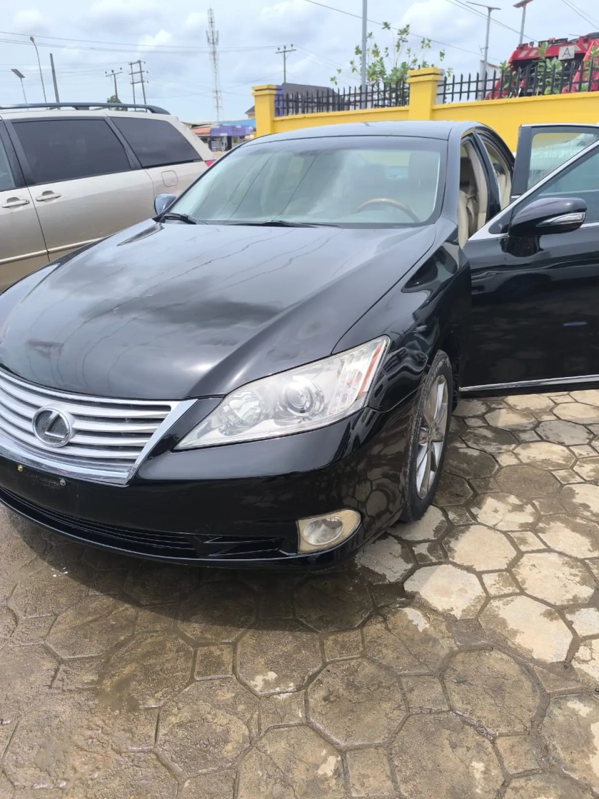 NEATLY USED LEXUS ES350 2010 MODEL FULL OPTION - Image 4