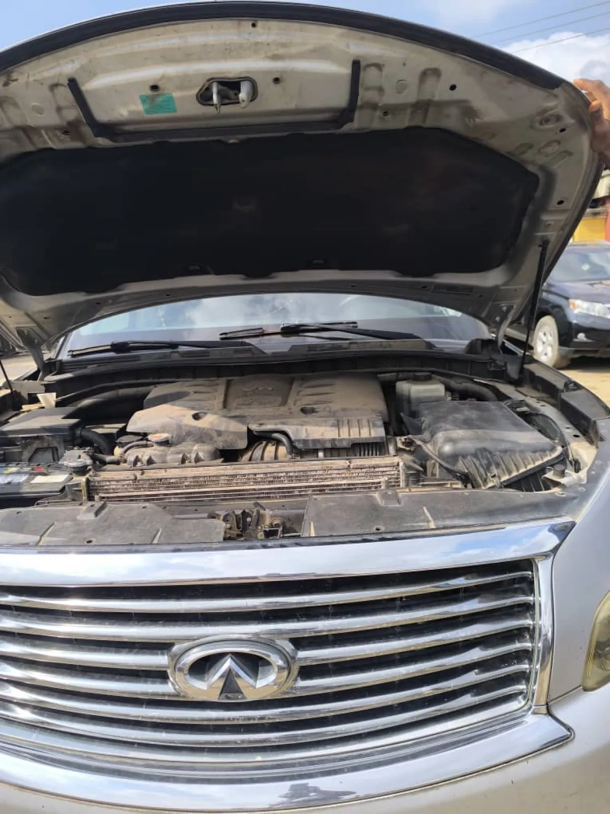 NEATLY USED INFINITI QX56 2010 MODEL FULL OPTION - Image 2