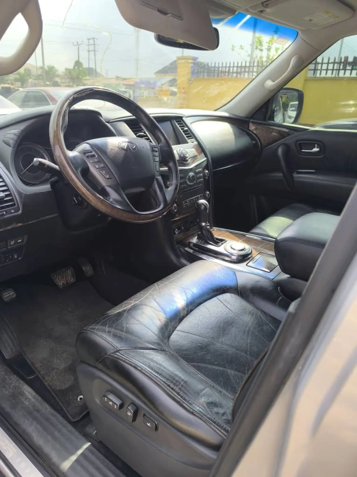 NEATLY USED INFINITI QX56 2010 MODEL FULL OPTION - Image 3