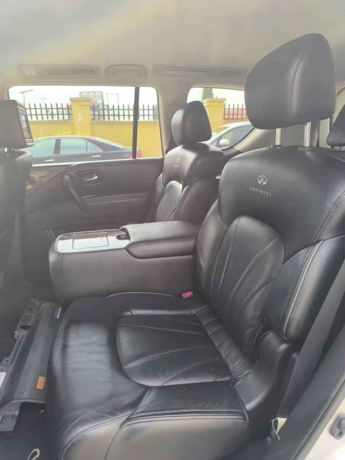 NEATLY USED INFINITI QX56 2010 MODEL FULL OPTION - Image 6
