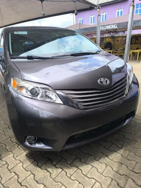 TOKUNBO TOYOTA SIENNA XLE 2012 MODEL FULL OPTION
