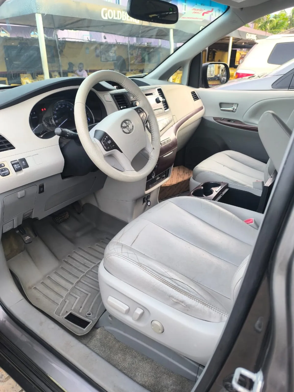 TOKUNBO TOYOTA SIENNA XLE 2012 MODEL FULL OPTION - Image 3