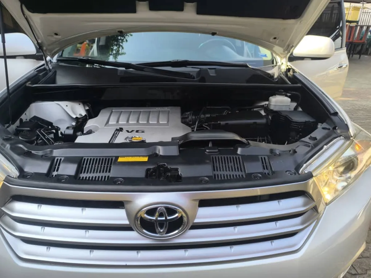TOKUNBO TOYOTA HIGHLANDER LIMITED 2011 MODEL FULL OPTION - Image 3
