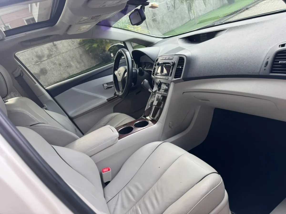 Foreign Used Toyota Venza 2010 Fullest Option XLE - Image 5