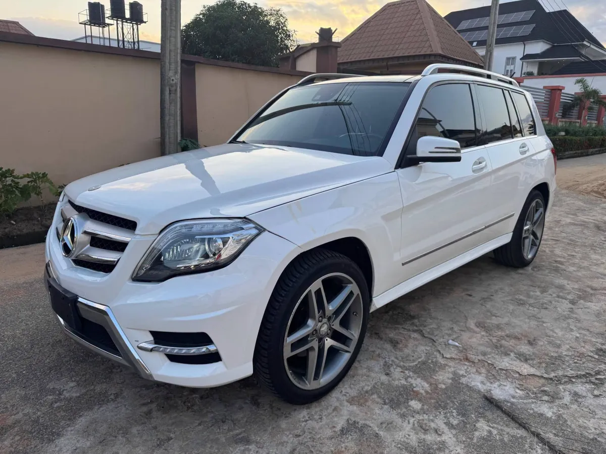 White Mercedes Benz GLk 350 4MATIC - Image 3