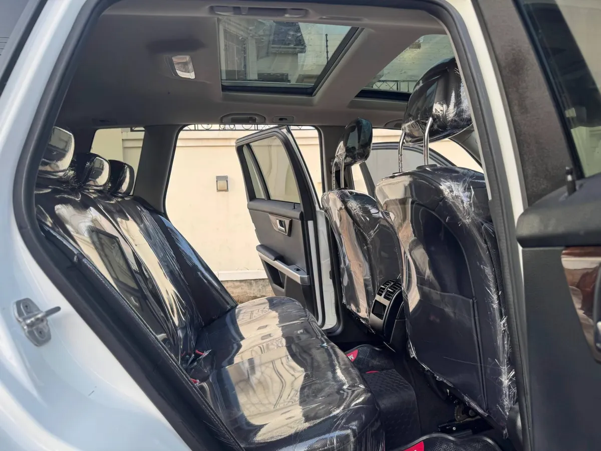 White Mercedes Benz GLk 350 4MATIC - Image 8