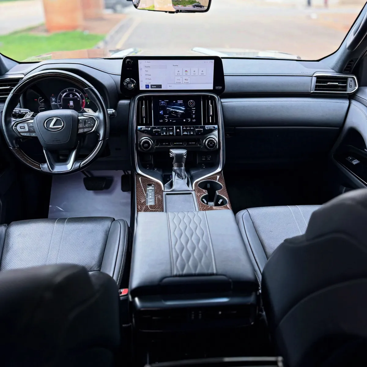 2023 LEXUS LX600 - Image 8