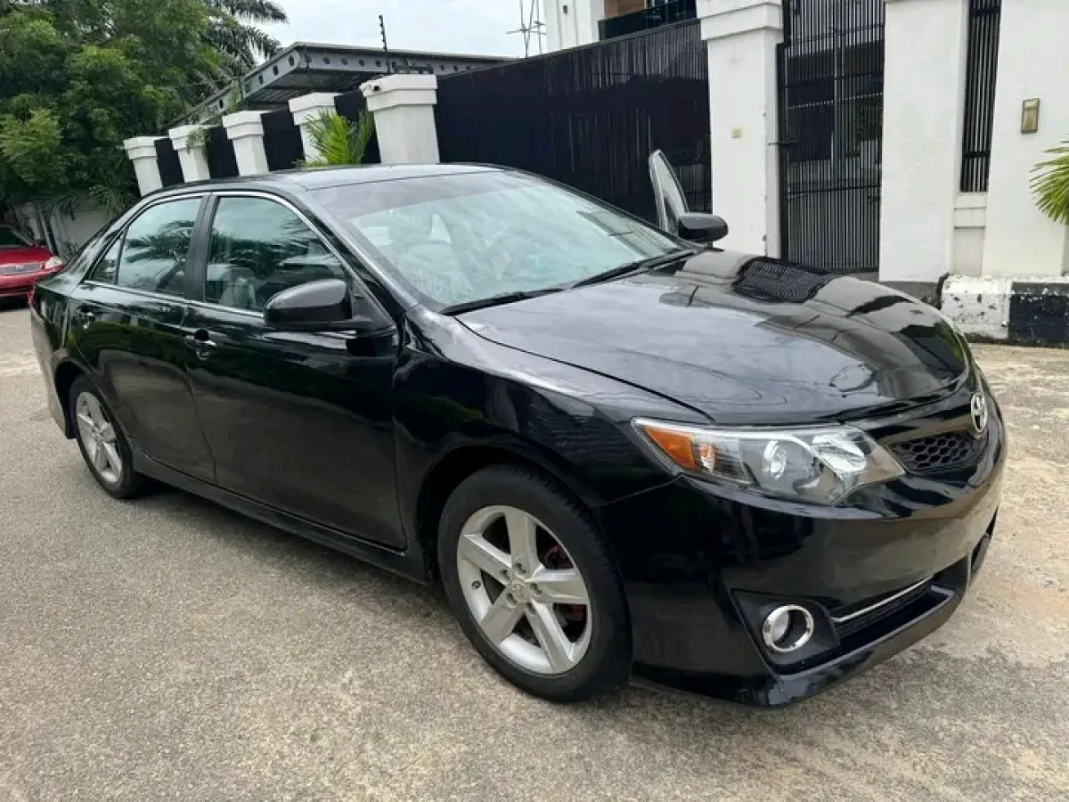 TOYOTA CAMRY SE - Image 2