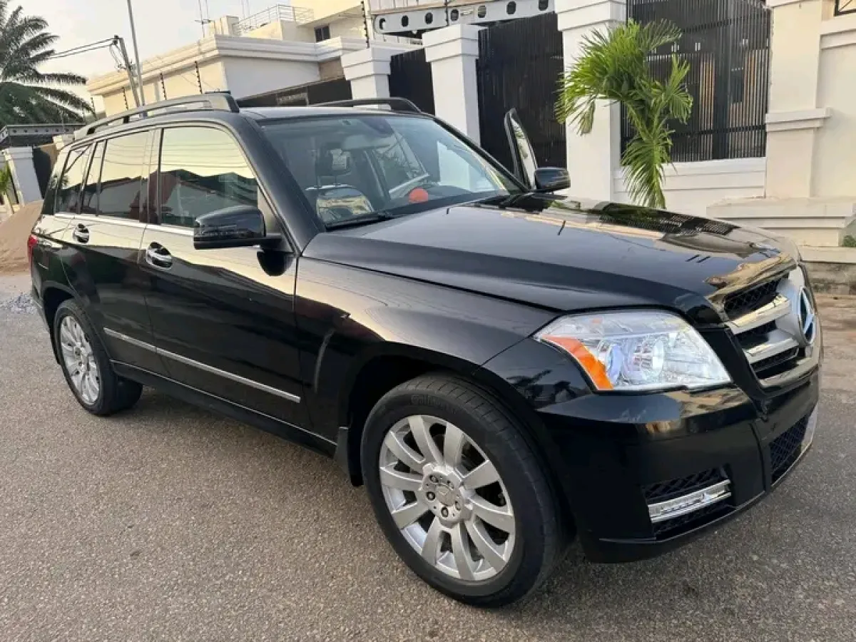 BLACK MERCEDES BENZ GLK 350 4MATIC - Image 2