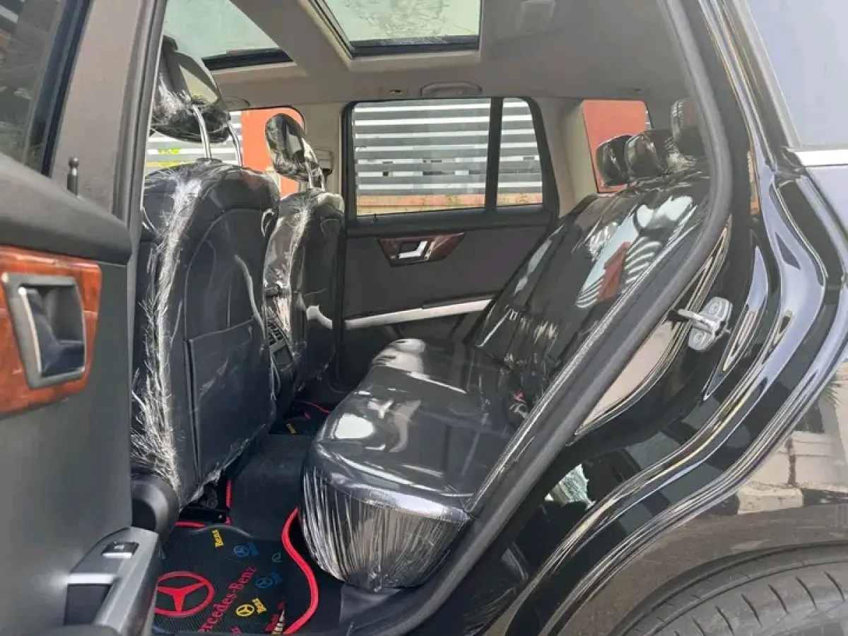 BLACK MERCEDES BENZ GLK 350 4MATIC - Image 4