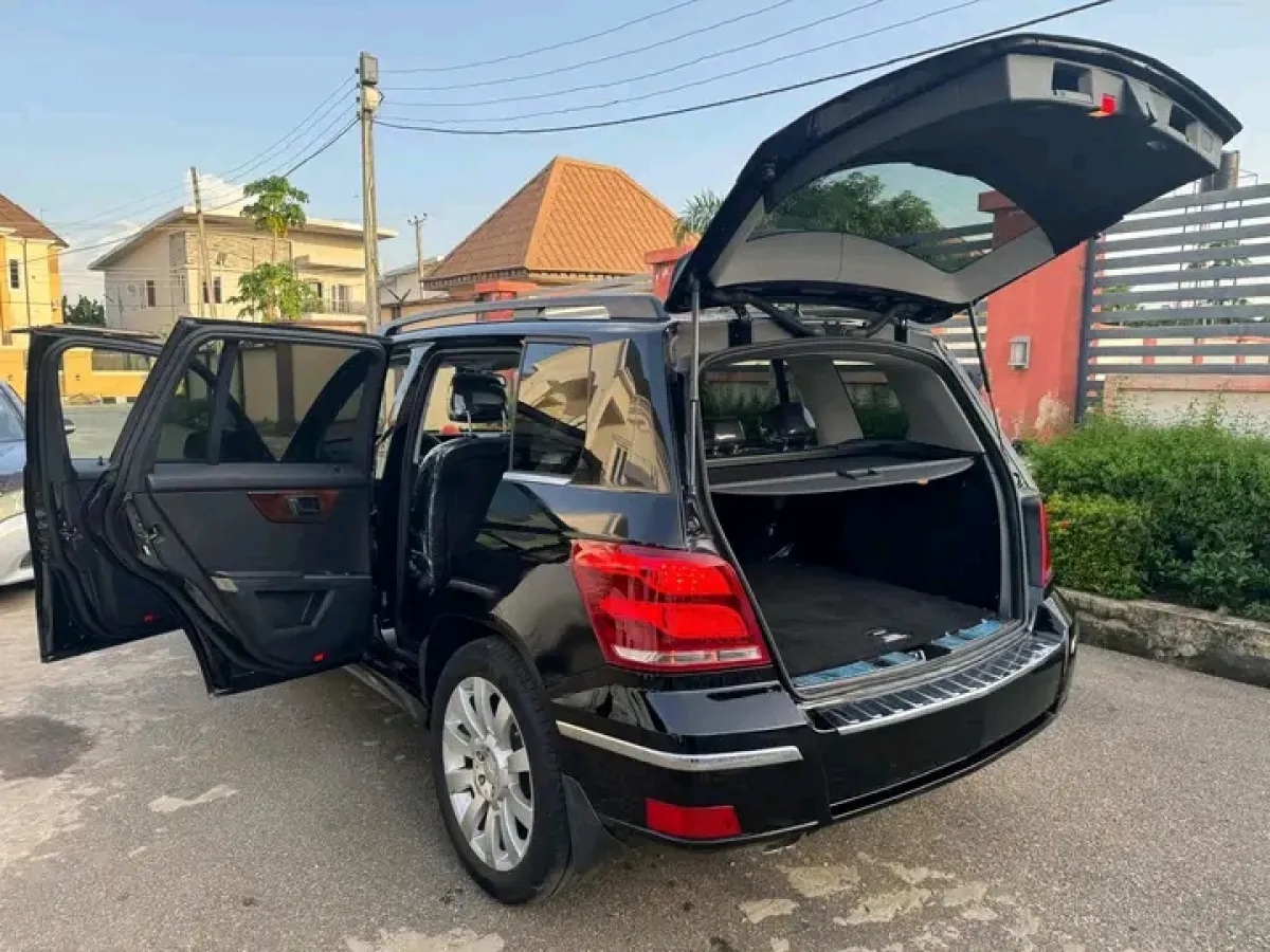 BLACK MERCEDES BENZ GLK 350 4MATIC - Image 6