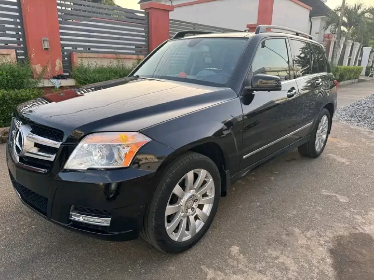 BLACK MERCEDES BENZ GLK 350 4MATIC - Image 10