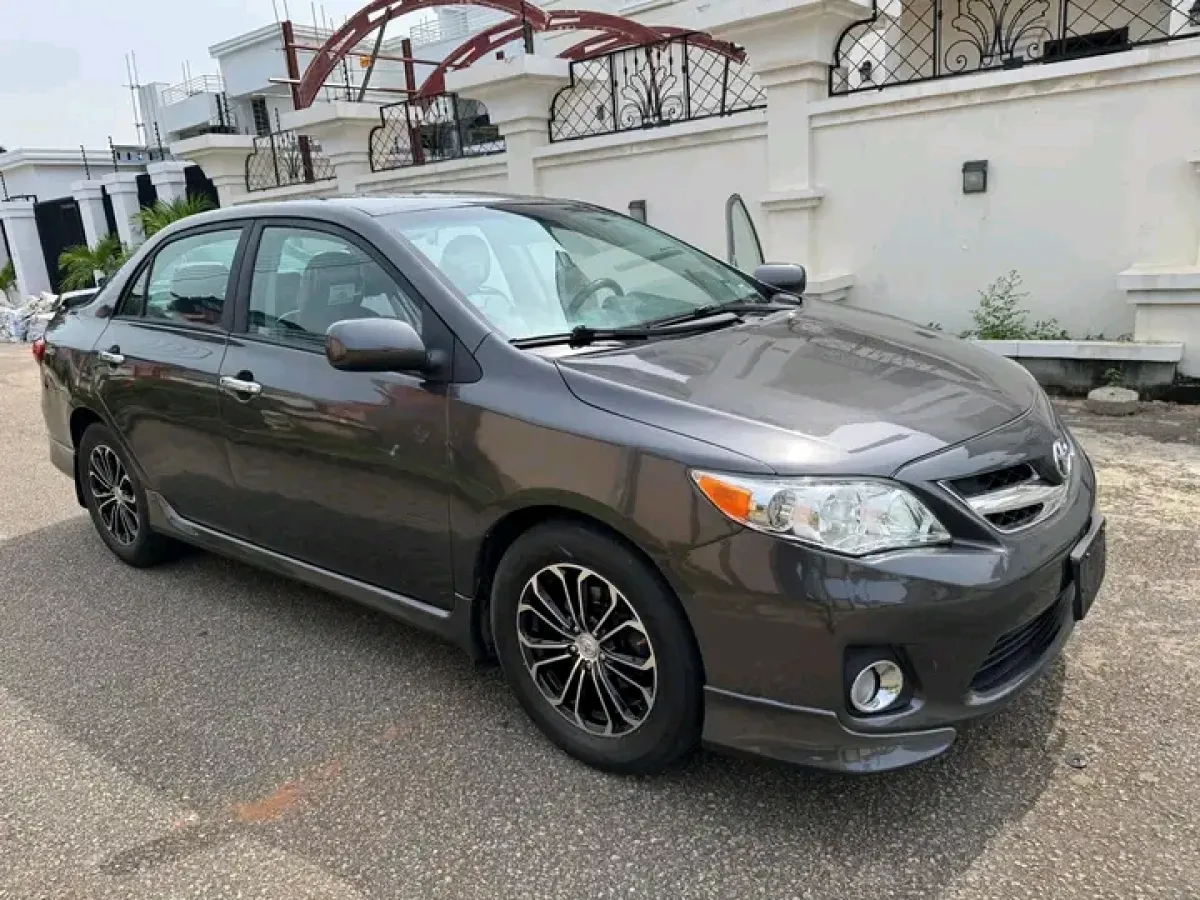 TOYOTA COROLLA SE - Image 2
