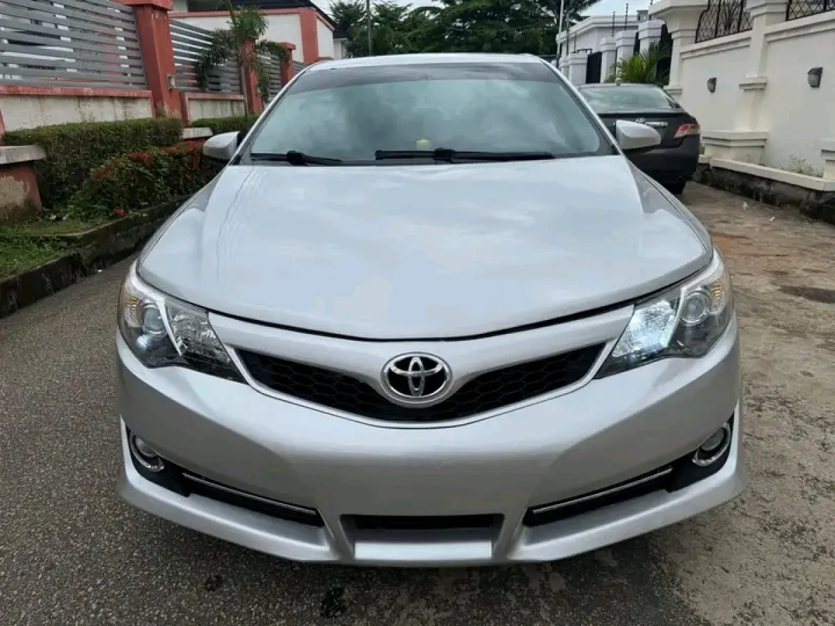 FORIENG USED TOYOTA CAMRY SE - Image 1
