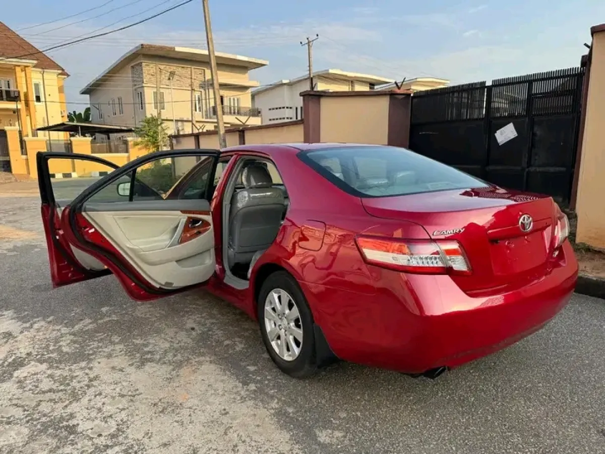 FORIENG USED TOYOTA CAMRY - Image 5