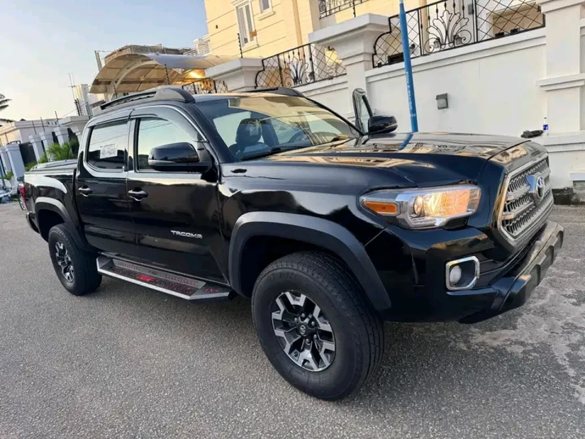FORIENG USED 2017 TOYOTA TACOMA V6 DOUBLE CAB - Image 2