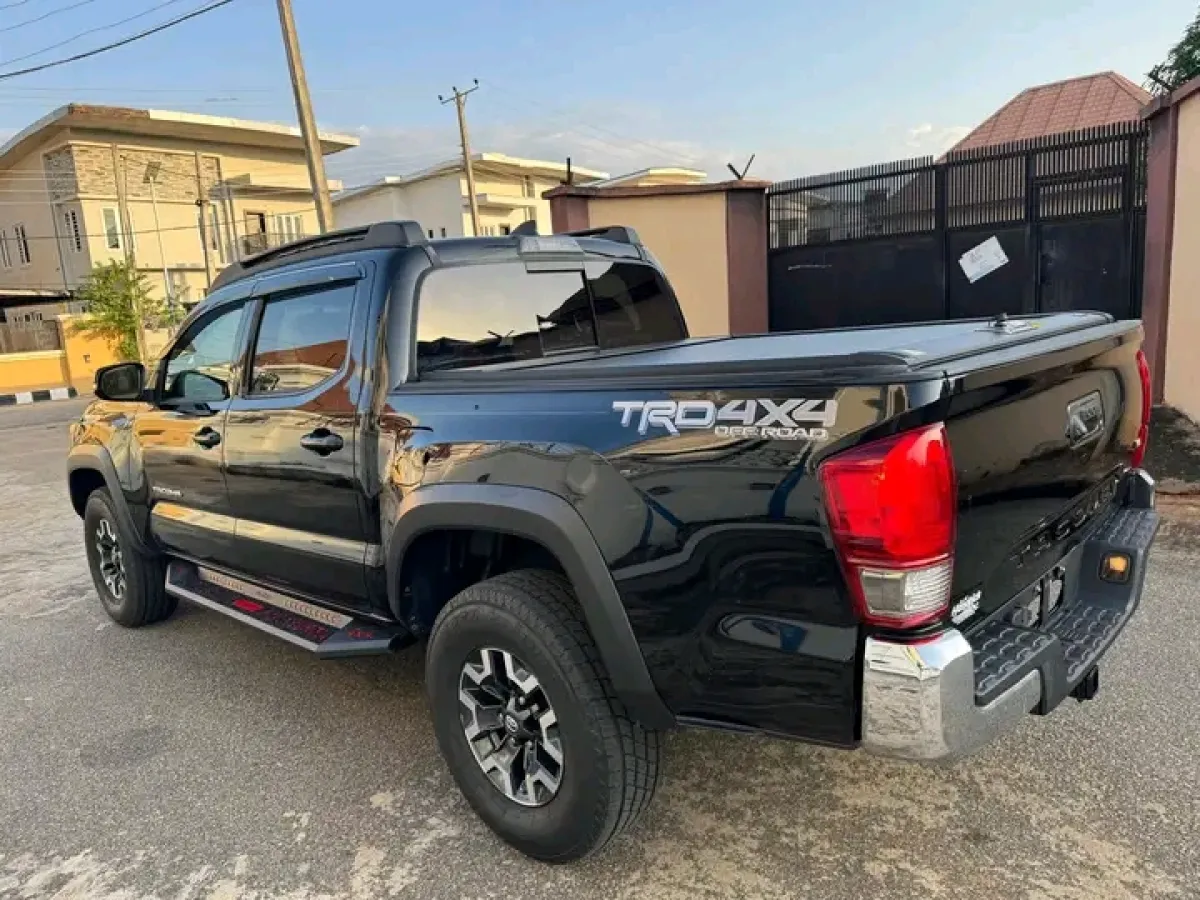 FORIENG USED 2017 TOYOTA TACOMA V6 DOUBLE CAB - Image 4
