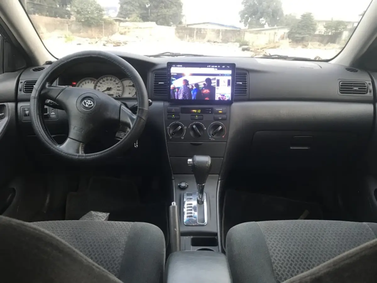 Clean Toyota corolla model - Image 8