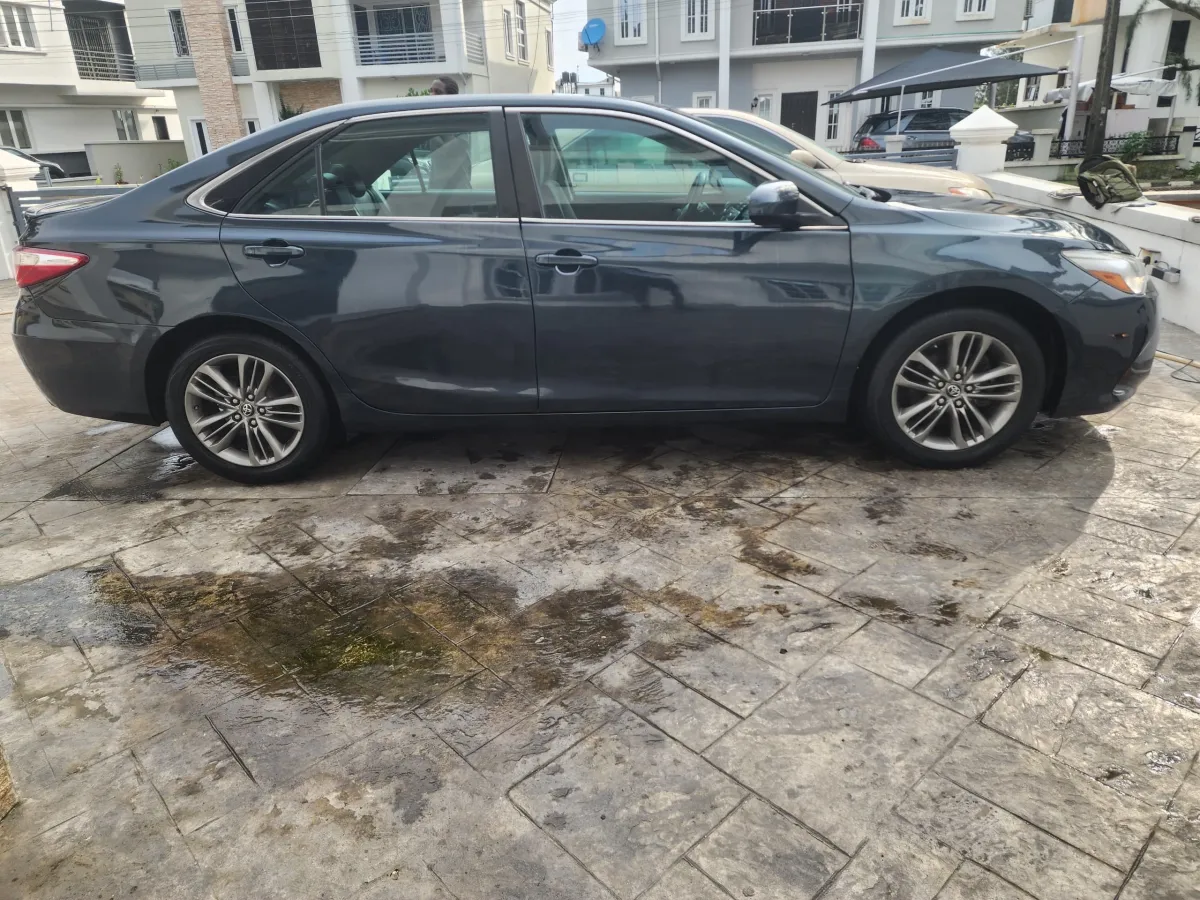 Toyota Camry 2015 SE Tokunbo Clean - Image 2