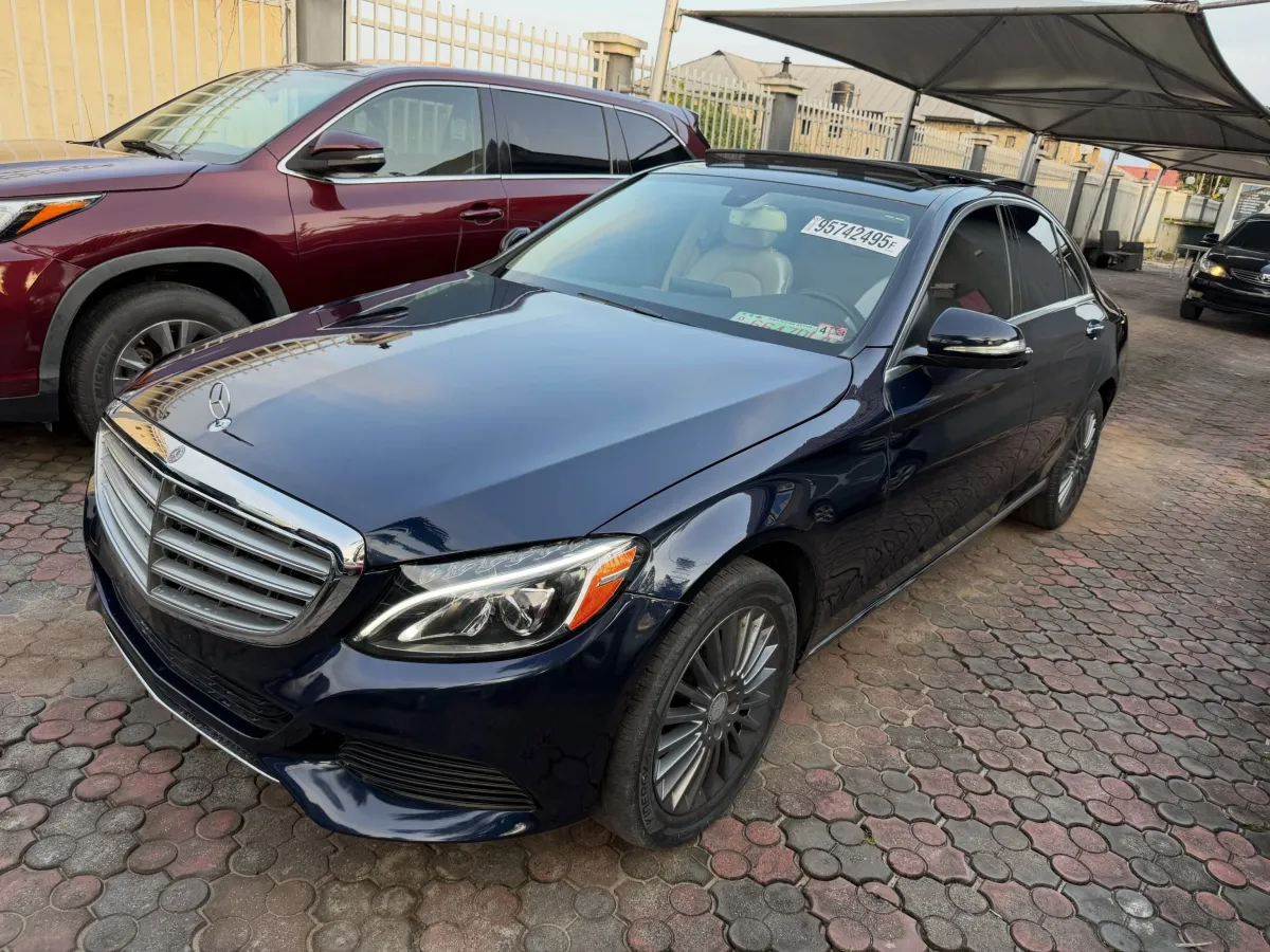 Tokunbo M-Benz C-300 Maybach Trim 2015 model Accident free Ful - Image 2