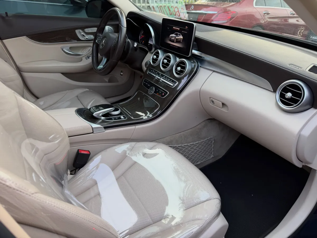 Tokunbo M-Benz C-300 Maybach Trim 2015 model Accident free Ful - Image 5