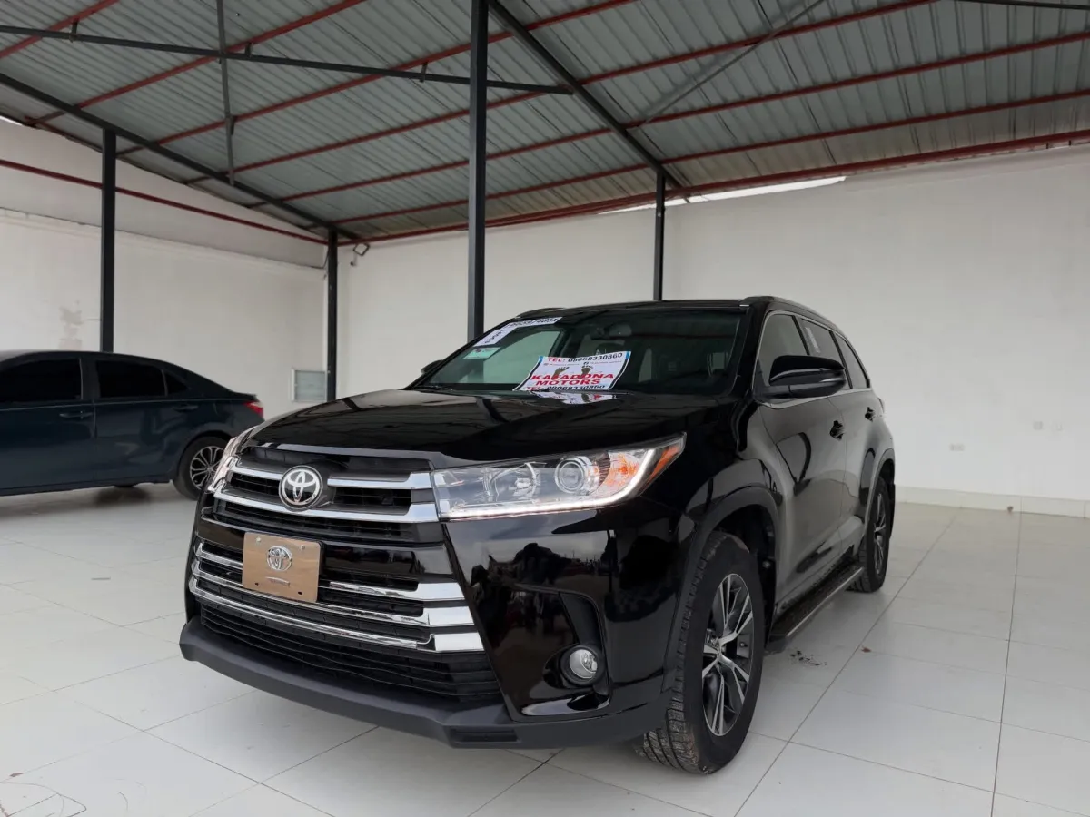 2016 Toyota Highlander XLE - Image 2