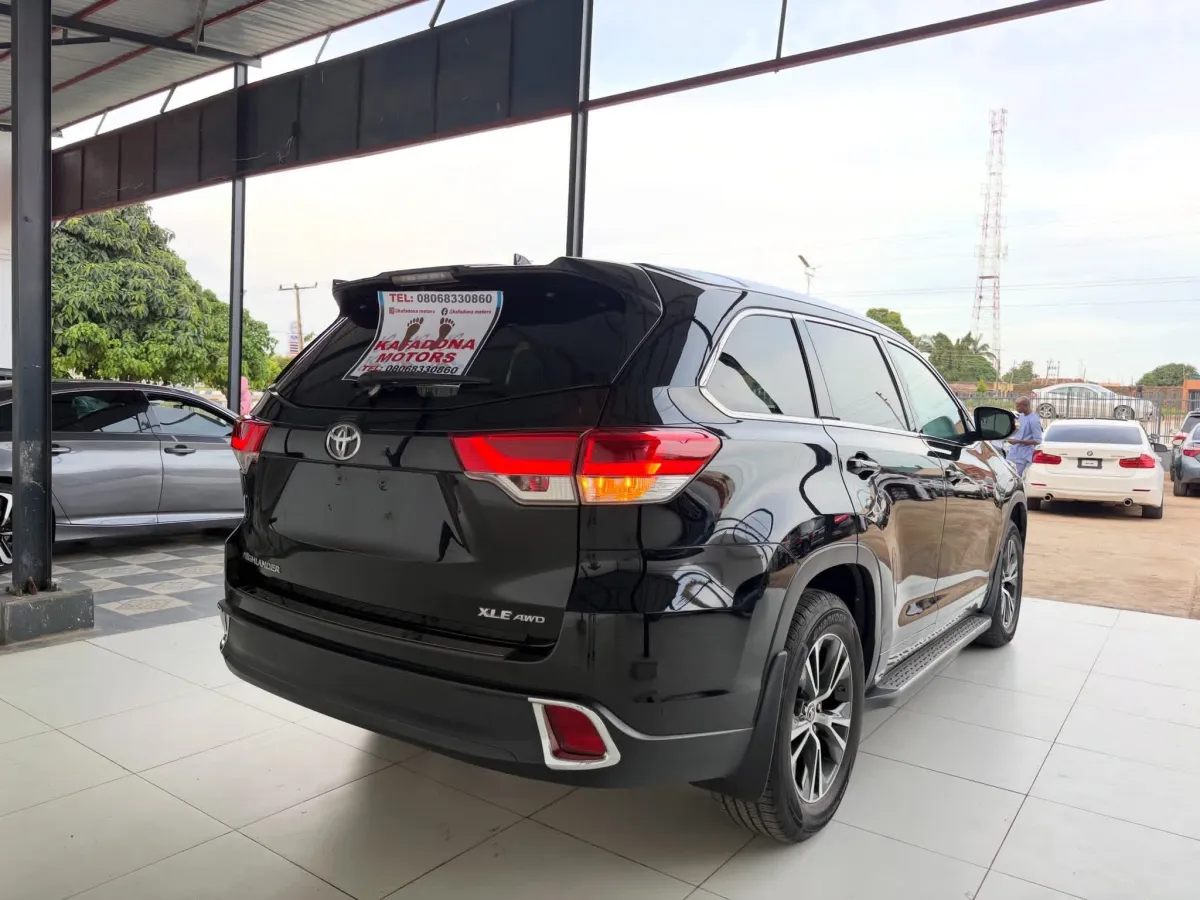 2016 Toyota Highlander XLE - Image 4