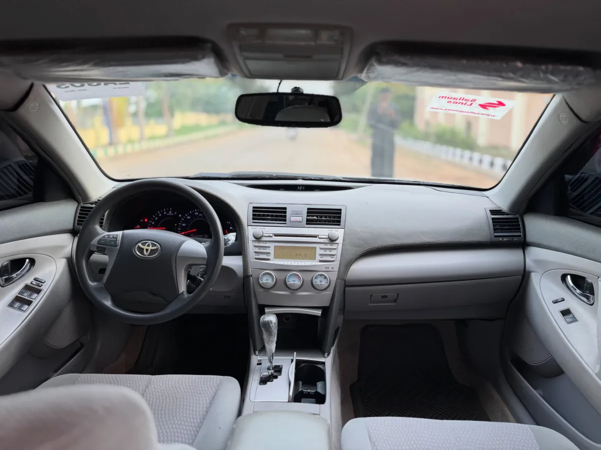 2010 Toyota Camry LE - Image 4