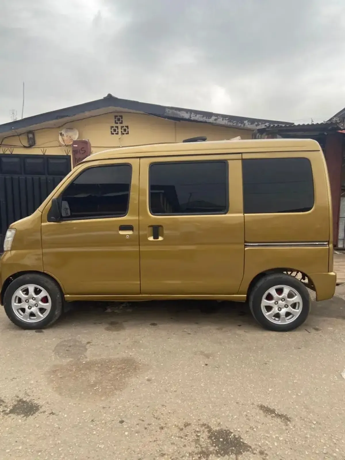 Clean used mini bus for sale - Image 1