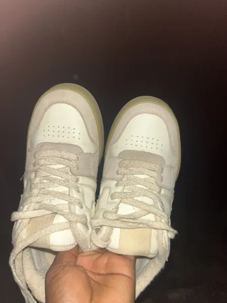 A size 41 sneakers. Grab them now at a great price before theyre gone!