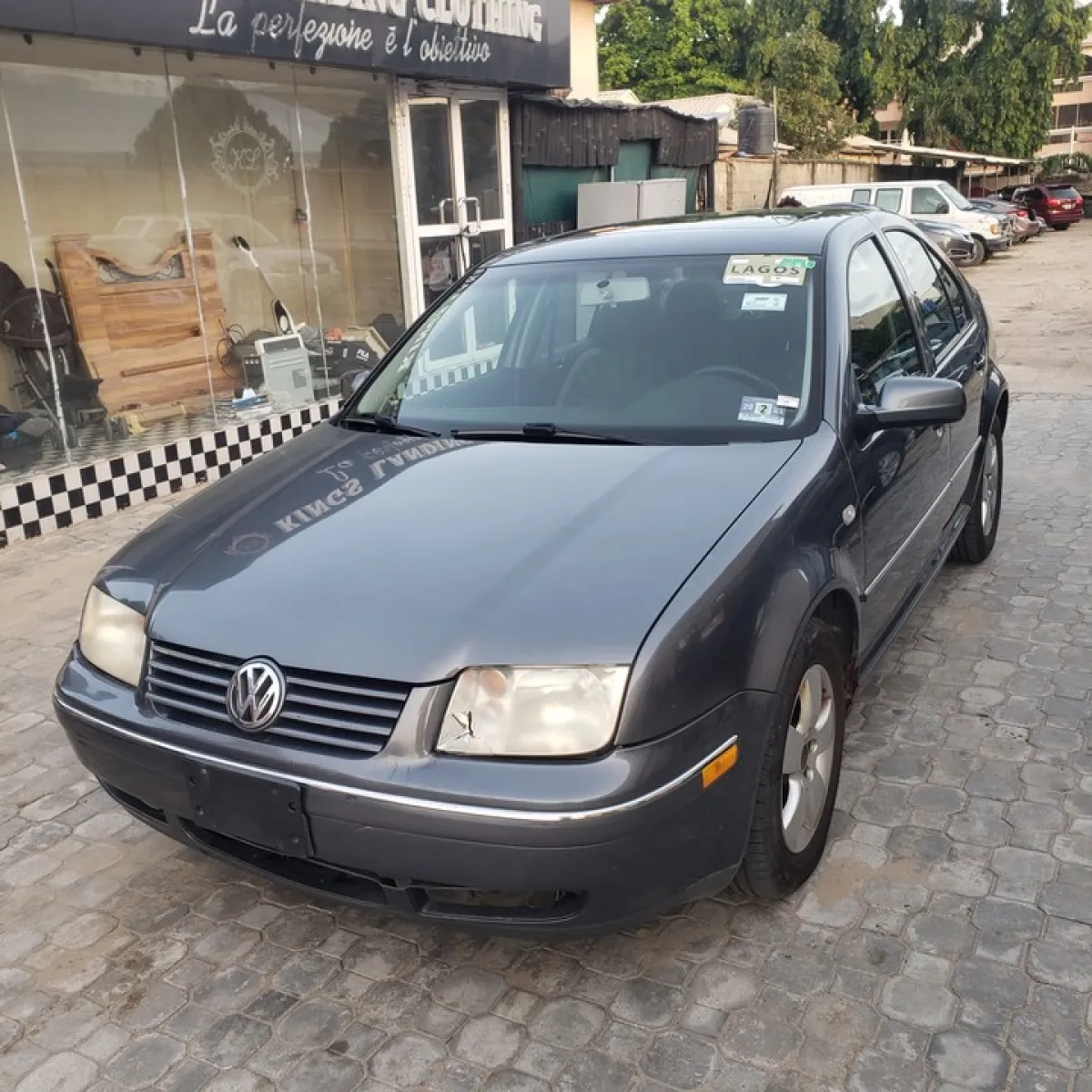 Super clean Volkswagen vento - Image 4
