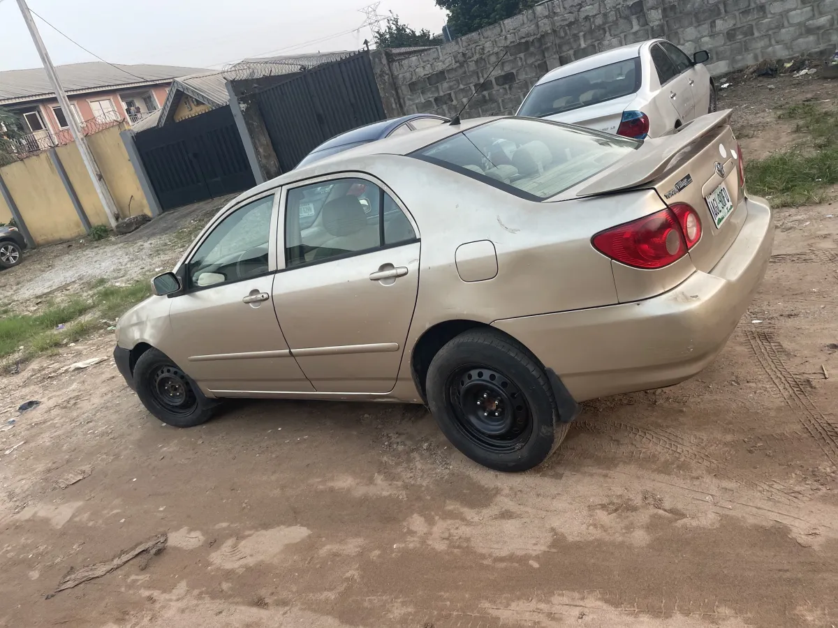 Clean used Toyota Corolla - Image 3