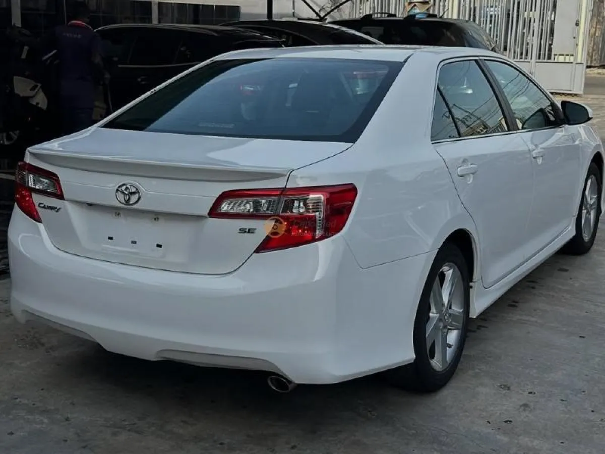 Super clean Toyota Camry xle - Image 3