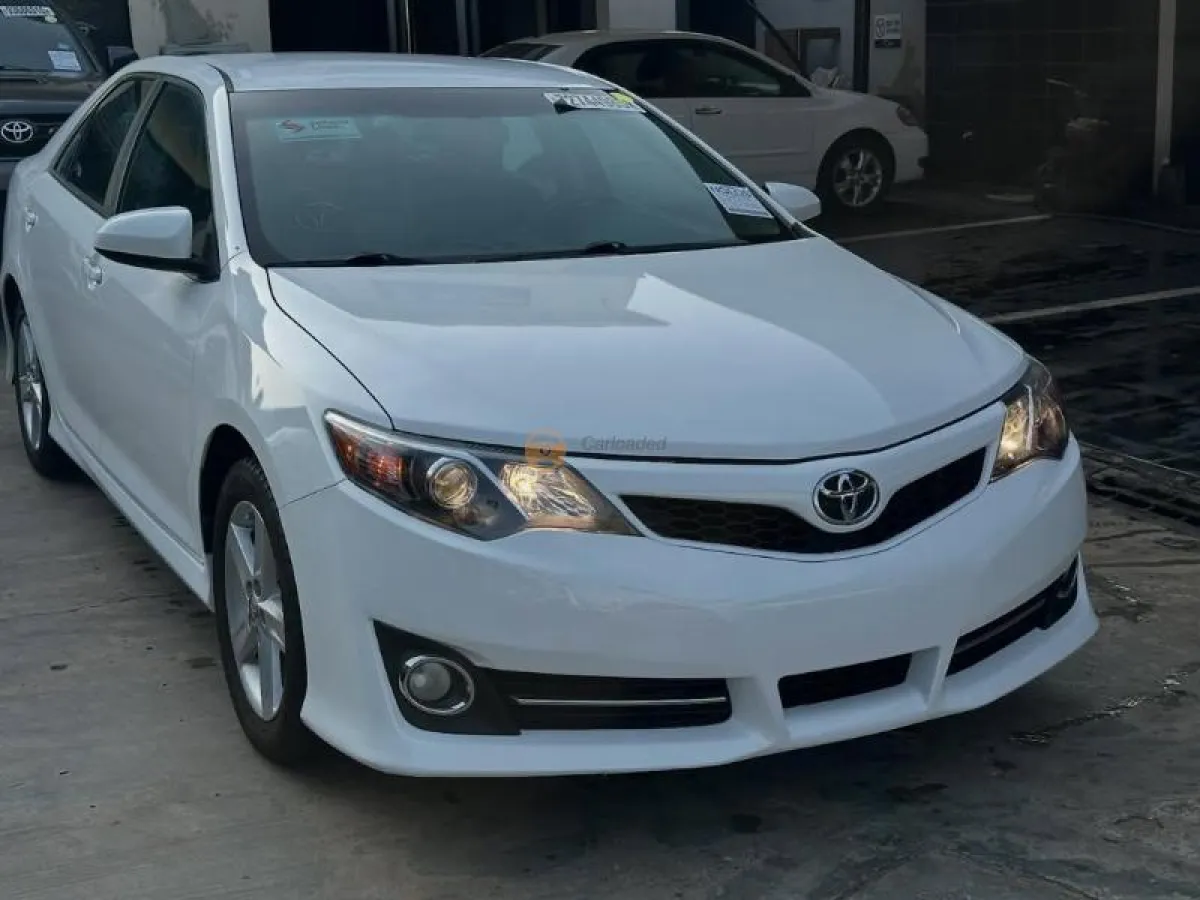 Super clean Toyota Camry xle - Image 4