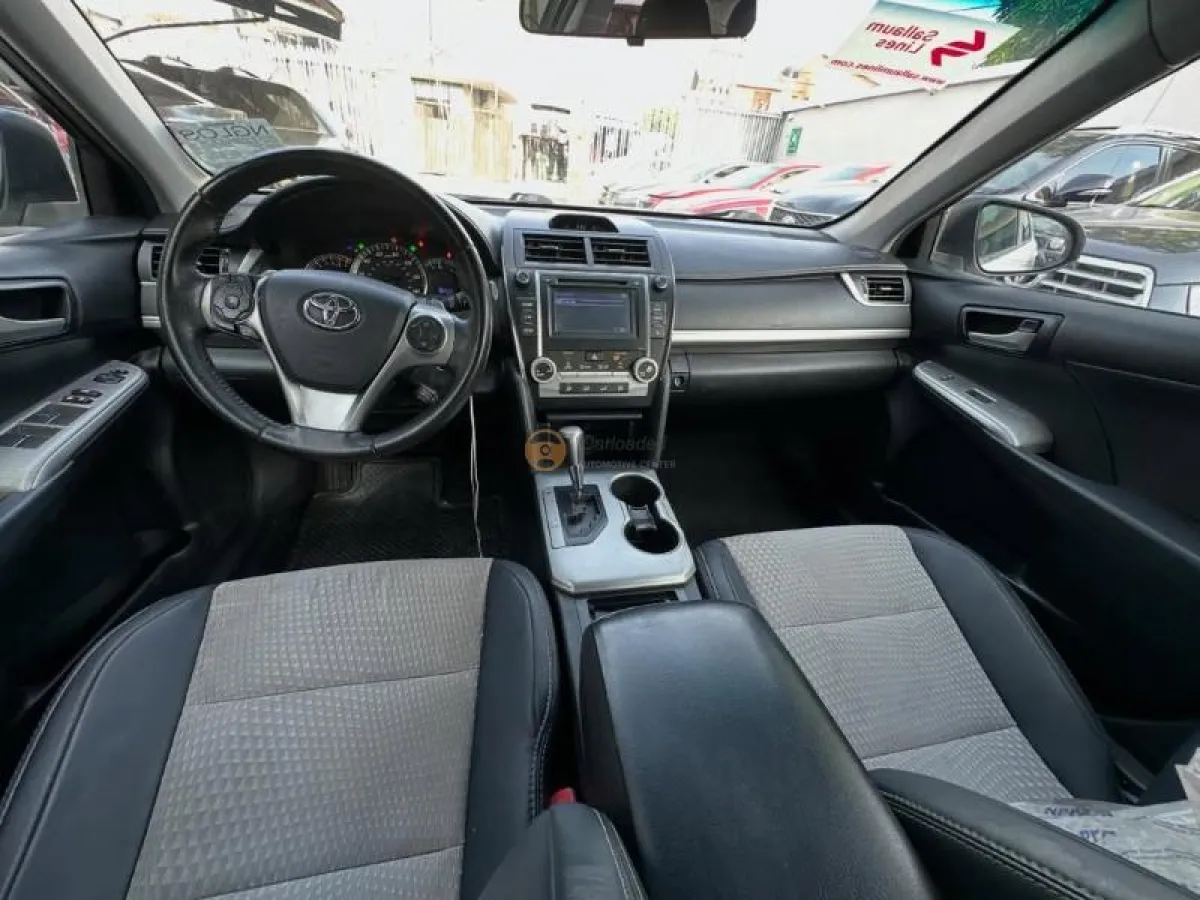 Super clean Toyota Camry xle - Image 6