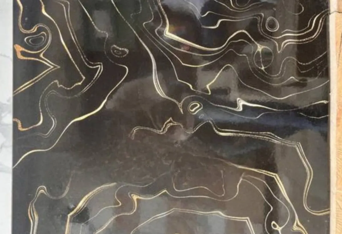 Golden crown ceramic tile - Image 5