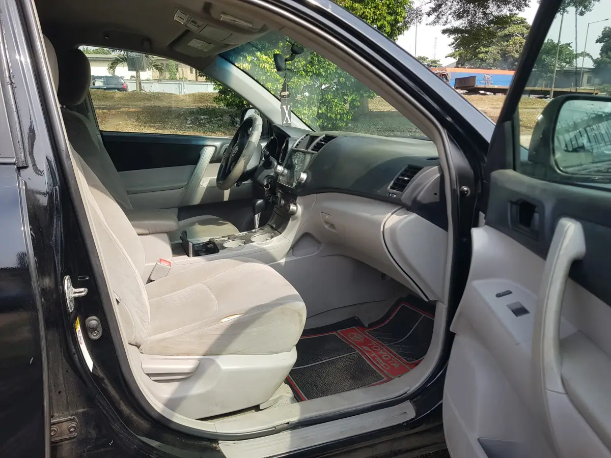 Nigerian used 2010 Toyota highlander (4cylinder) - Image 3
