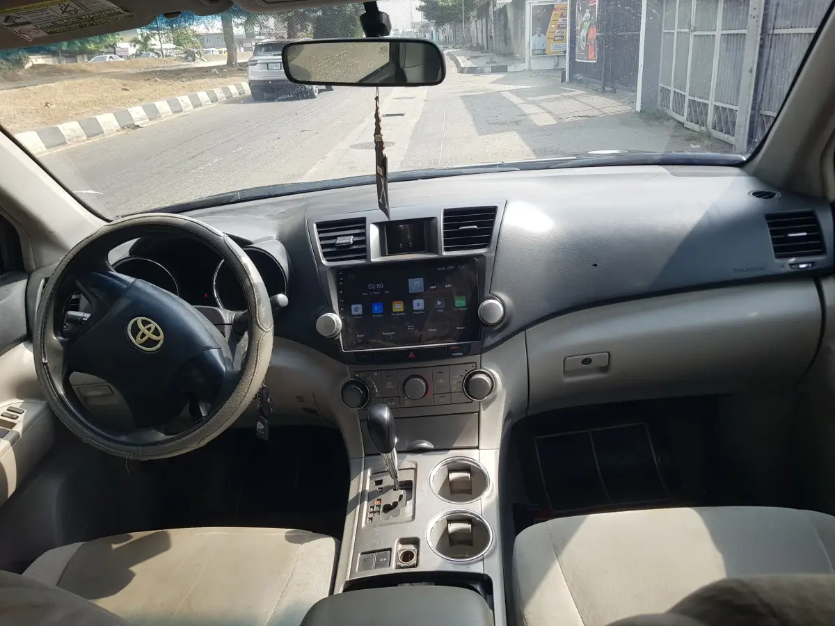 Nigerian used 2010 Toyota highlander (4cylinder) - Image 4