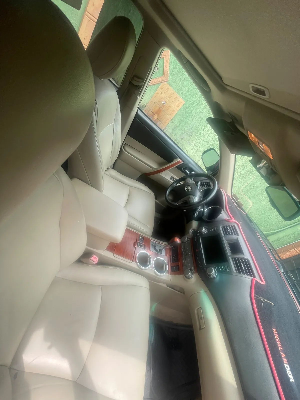 Barely Driven 2010 Toyota Highlander Limited Full Option - Image 2