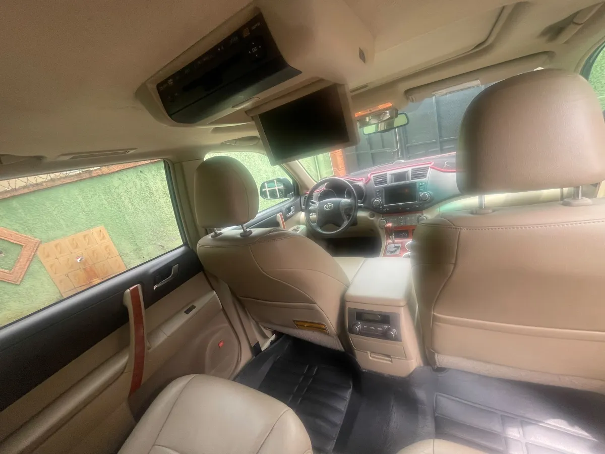 Barely Driven 2010 Toyota Highlander Limited Full Option - Image 3